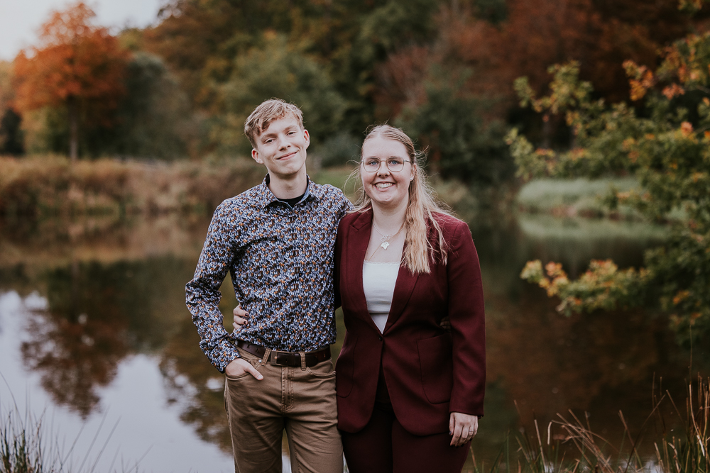 Fotoshoot Friesland. Portret bij het vennetje met prachtige herfstkleuren in de achtergrond door fotograaf Nickie Fotografie.