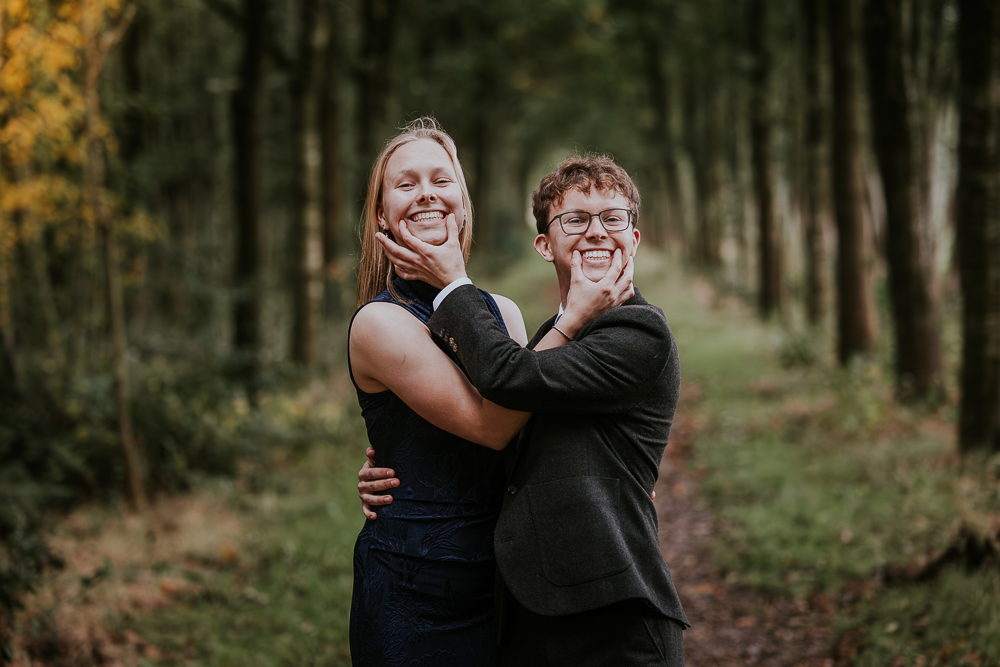 Melig portret van broer en zus in een laantje in het bos Griekenland en Turkije in Friesland door fotograaf Nickie Fotografie.