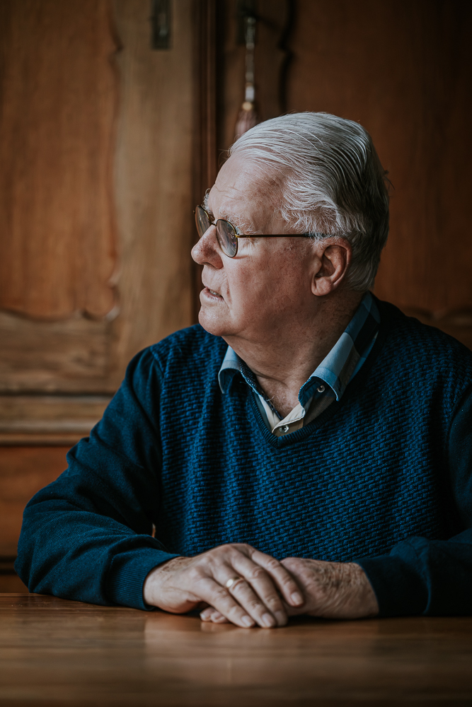 Fotograaf Dokkum. Portret van oudere man kijkend uit het raam door Nickie Fotografie uit Friesland.