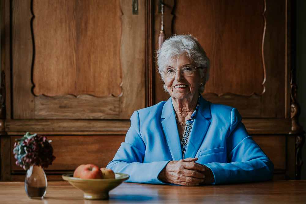 Fotograaf Friesland. Portret van oudere dame bij haar thuis door Nickie Fotografie uit Dokkum.