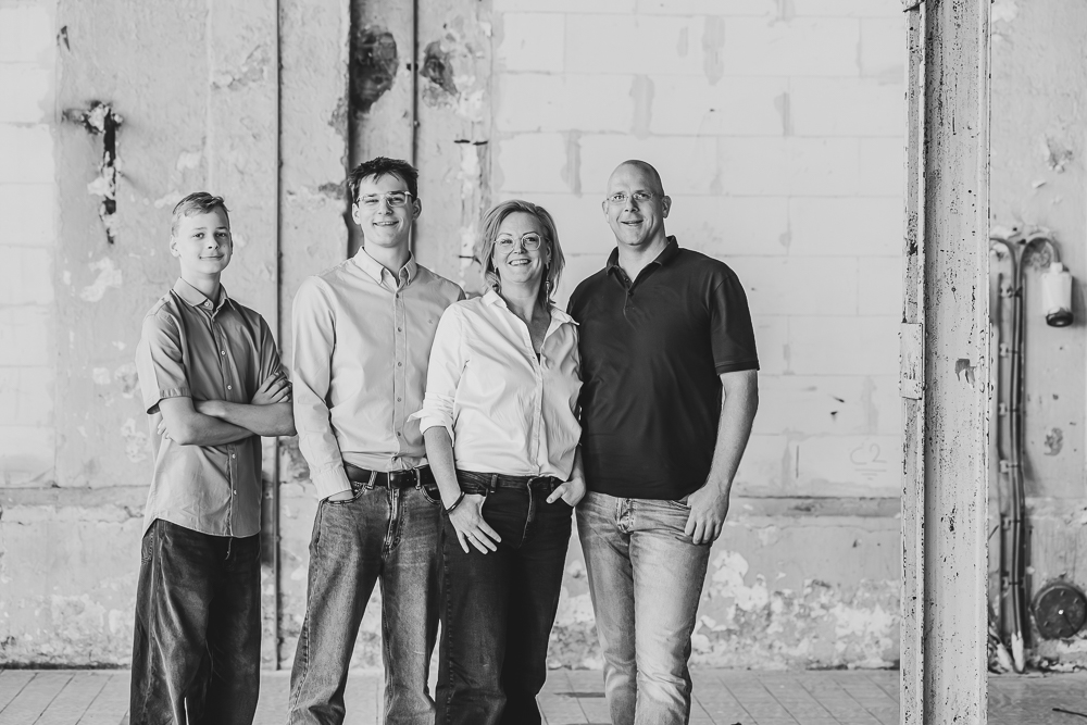 Zwart-wit gezinsfotografie in een oude fabriek door fotograaf Nickie Fotografie.