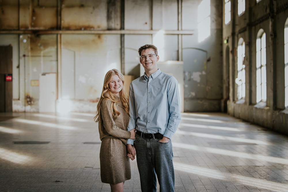 Fotoshoot Groningen. Portret van jong stelletje in de oude zaal door fotograaf Nickie Fotografie.