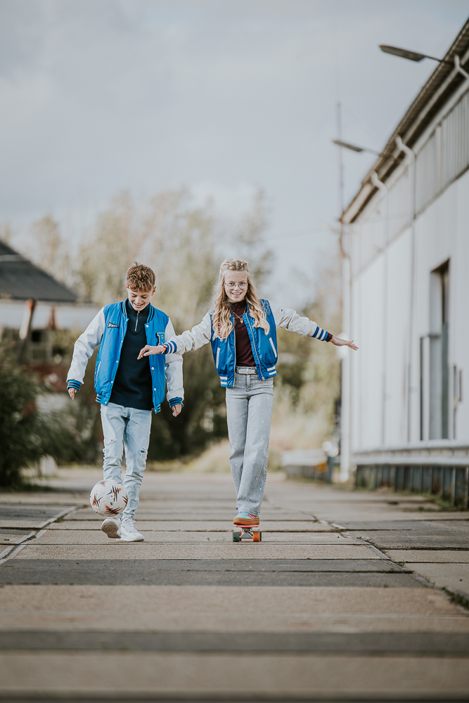 Broer en zus tienershoot. Portret van de kinderen met voetbal en skateboard door fotograaf Nickie Fotografie uit Dokkum, Friesland.