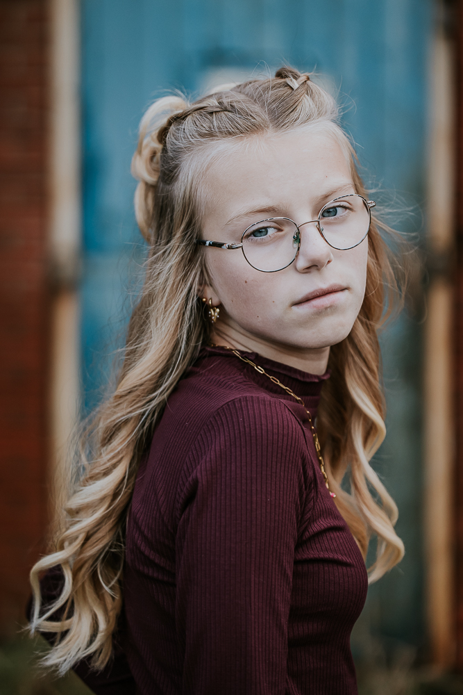 Fotograaf Friesland. Portret van meisje voor oude blauwe deur door Nickie Fotografie.