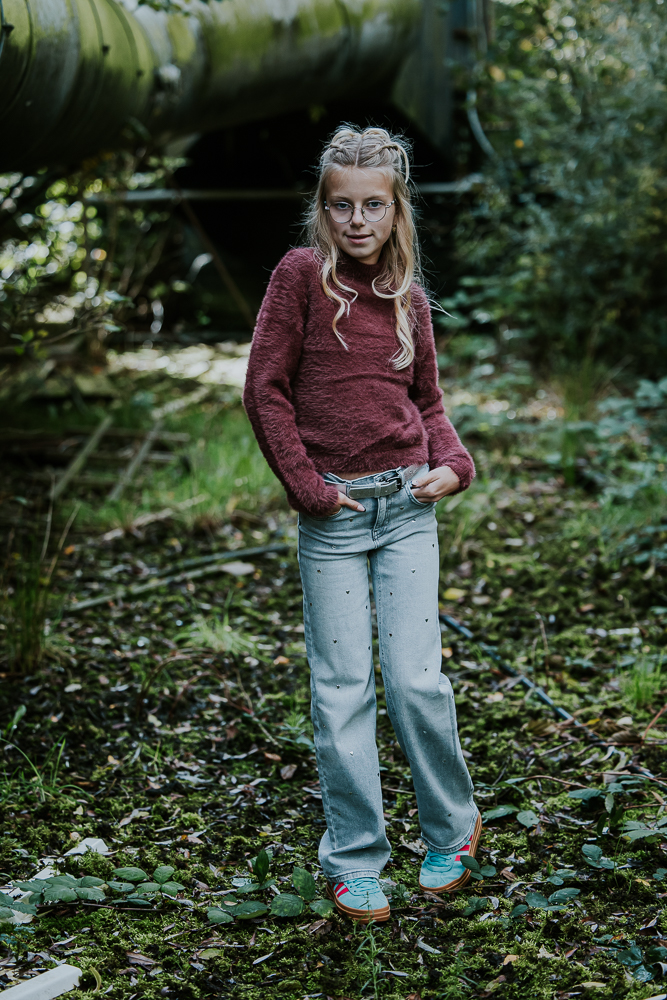Modeshoot van tienermeisje op verlaten terrein door fotograaf Nickie Fotografie uit Dokkum, Friesland.