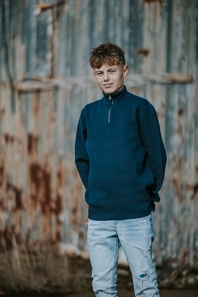 Fotograaf Friesland. Stoer jongensportret bij oude golfplaten muur door fotograaf Nickie Fotografie uit Dokkum. Friesland