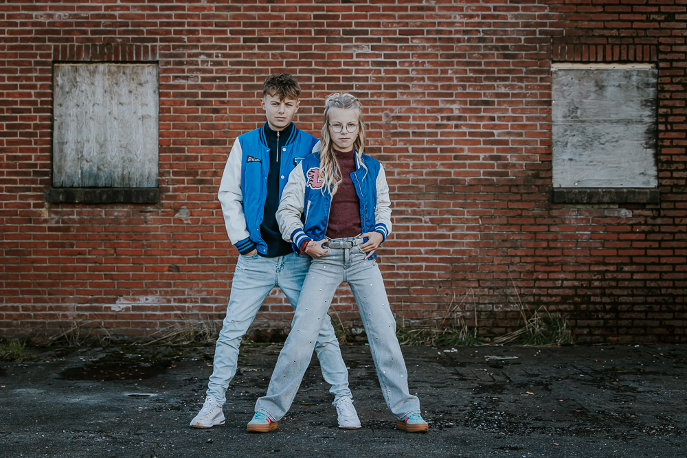Broer en zus tienershoot Friesland. Stoer staand portret bij verlaten pand door fotograaf Nickie Fotografie uit Dokkum,