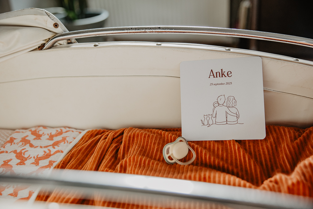 Geboortekaartje in oudewetse kinderwagen. Fotoshoot door fotograaf Nickie Fotografie uit Friesland.