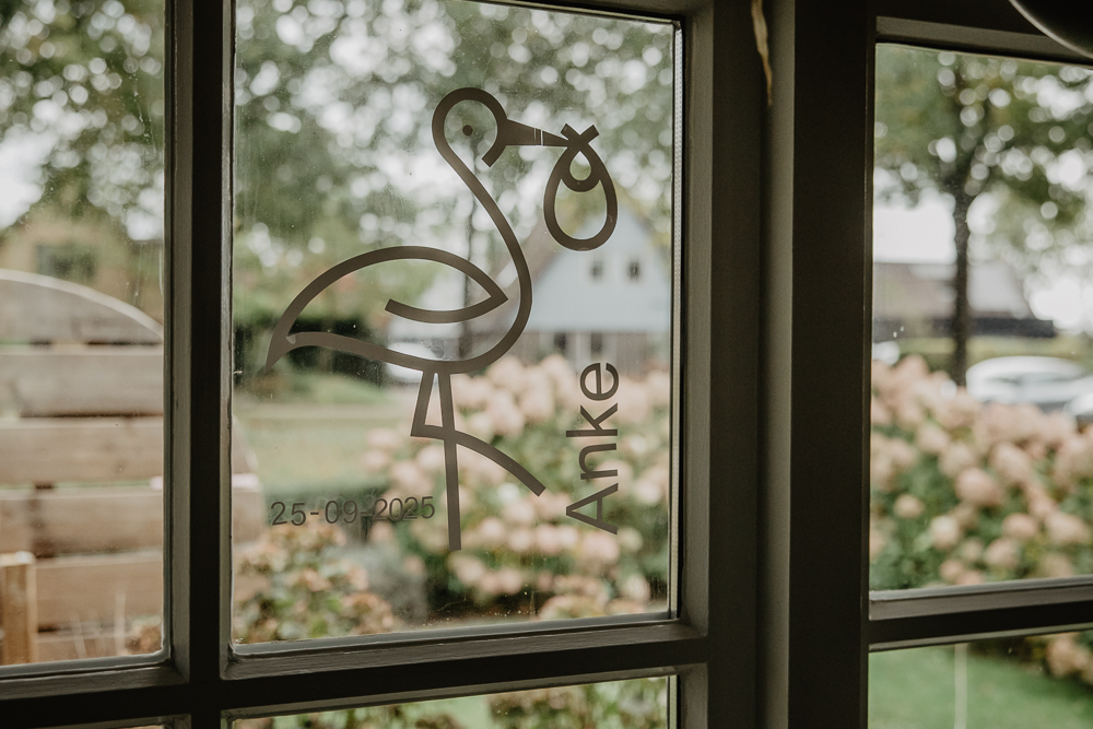 Newbornshoot Tjalleberd. Foto van raam geboortesticker door fotograaf Nickie Fotografie uit Friesland.