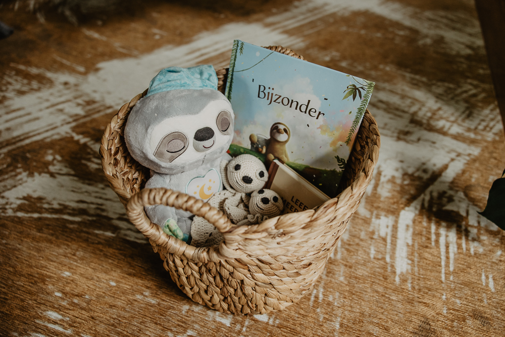Rieten geboortemand met leuke luiaard kado's. Newbornfotografie door fotograaf Nickie Fotografie uit Friesland.