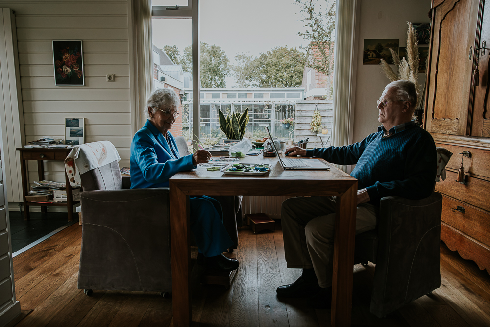Senioren fotografie Dokkum. Lifestyle fotoshoot, van opa en oma bezig met hun hobby, door fotograaf Nickie Fotografie uit Friesland.