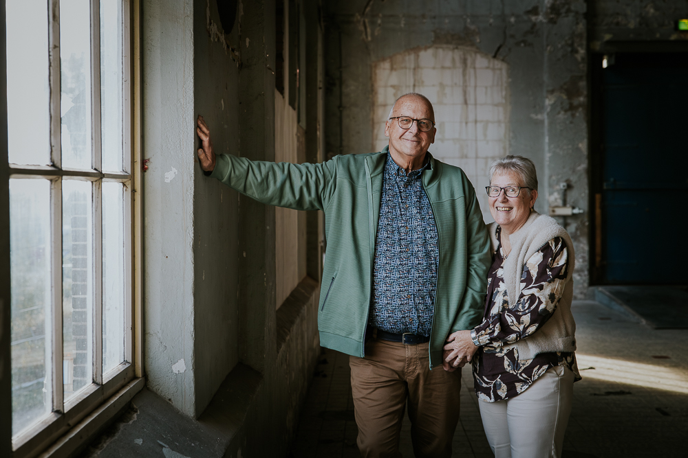 Fotograaf Groningen. Gezellig portret van de grootouders bij het raam door Nickie Fotografie.
