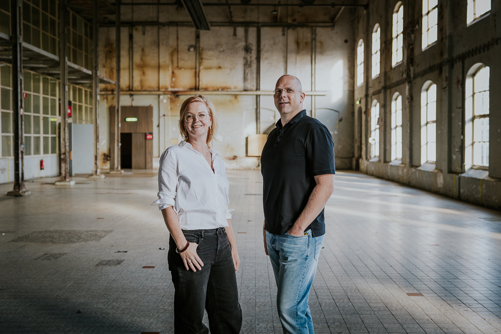 Portret van de ouders in de grote zaal door fotograaf Nickie Fotografie.