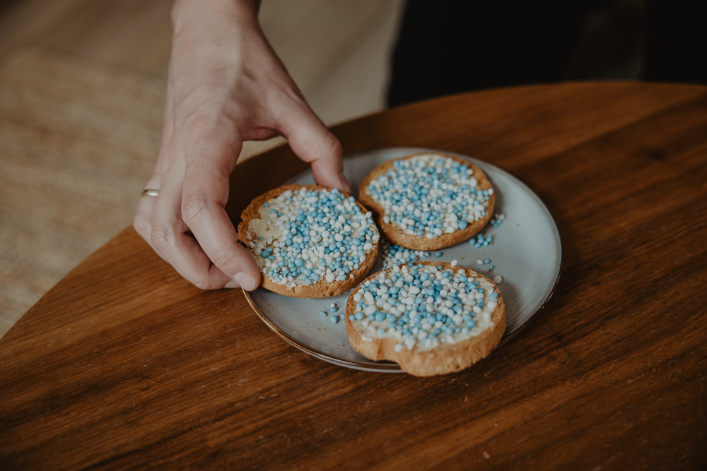 Fotograaf Friesland. Beschuit met blauwe muisjes bij de geboorte van een baby jongetje. Baby fotografie door Nickie Fotografie uit Friesland.