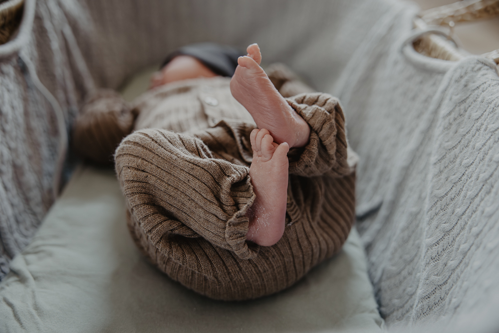 Newbornshoot Nij Beets. Foto van de schattige blote babyvoetjes door fotograaf Nickie Fotografie uit Friesland.
