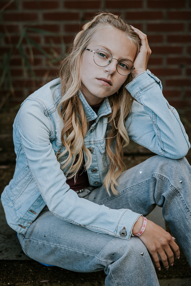 Stoer zittend meiden portret door fotograaf Nickie Fotografie uit Dokkum, Friesland.