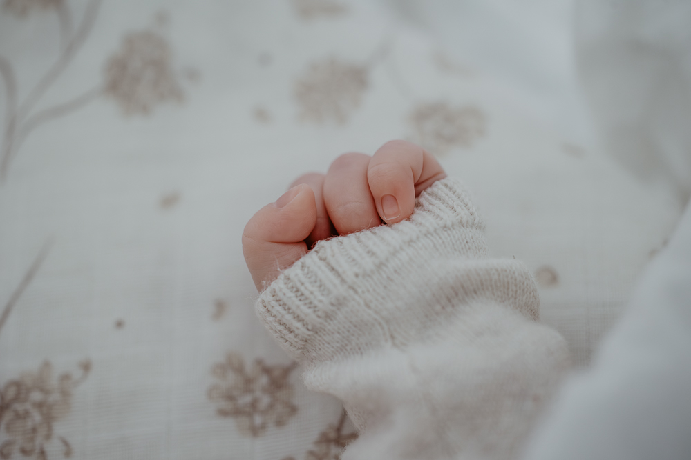 Fotograaf Friesland. Schattig babyhandje. Babyfotografie door newbornfotograaf Nickie Fotografie uit Dokkum.