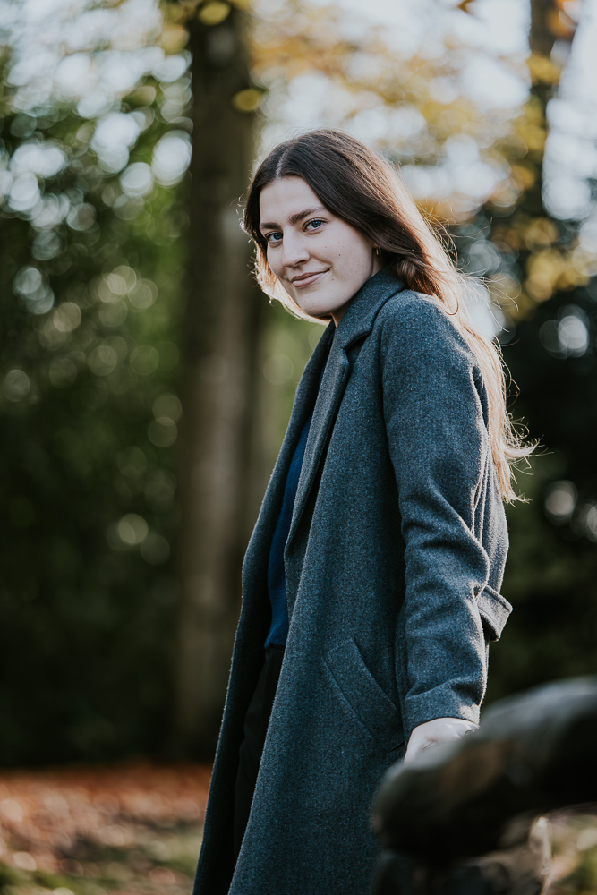 Fotograaf Dokkum. Portret bij houten bruggetje door Nickie Fotografie.