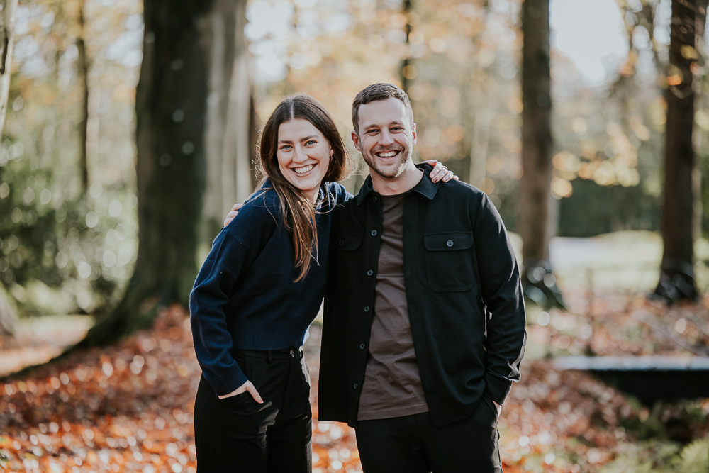 Fotoshoot Friesland. Gezellig portret van broer en zus in landgoed Stania State door Nickie Fotografie.