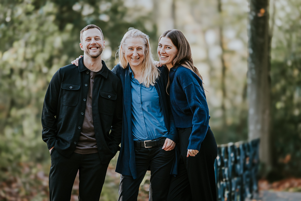 Fotograaf Friesland. Portret van moeder met haar volwassen kinderen door Nickie Fotografie.