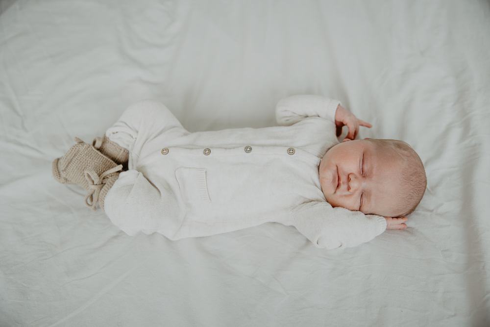 Newbornshoot Feanwâlden. het kleintje is aan het wakker worden. Lifestyle babyfotografie door fotograaf Nickie Fotografie uit Friesland.