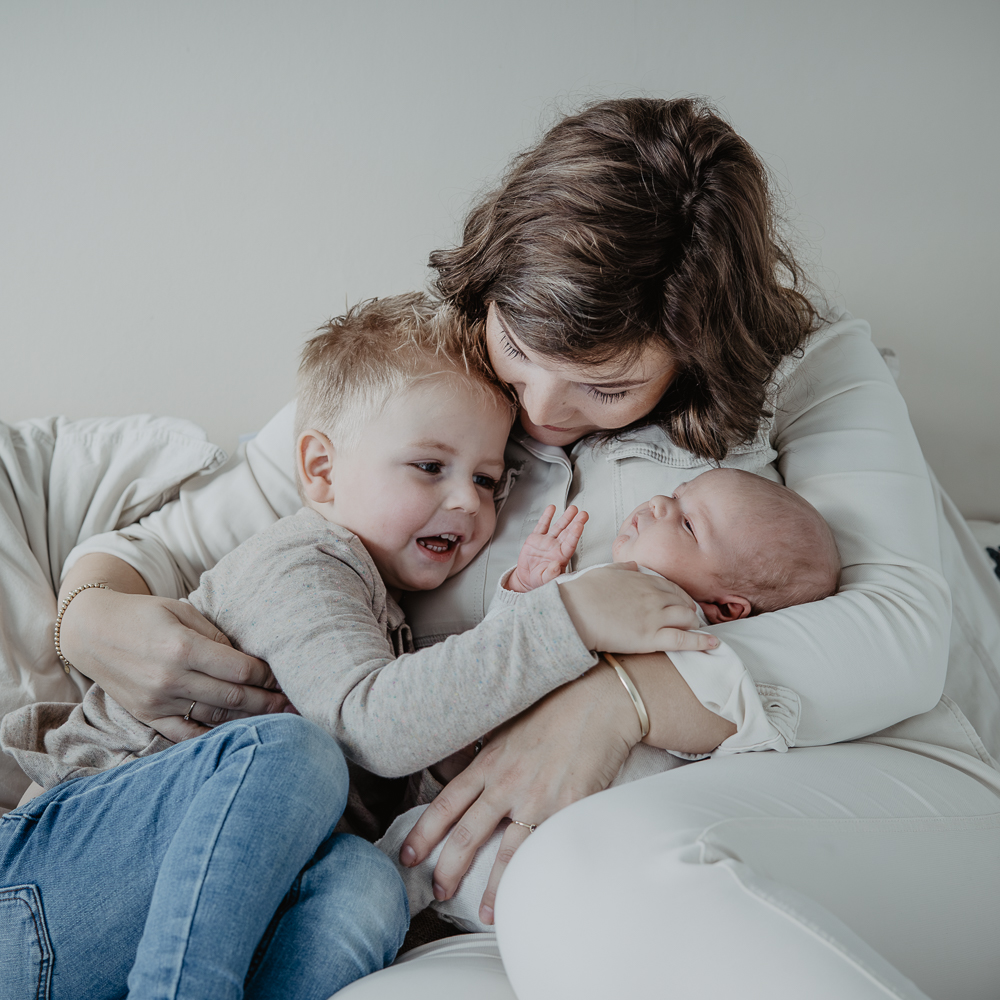 Babyfotografie Friesland. Portret van moeder met haar twee zoontjes door newbornfotograaf Nickie Fotografie uit Dokkum.