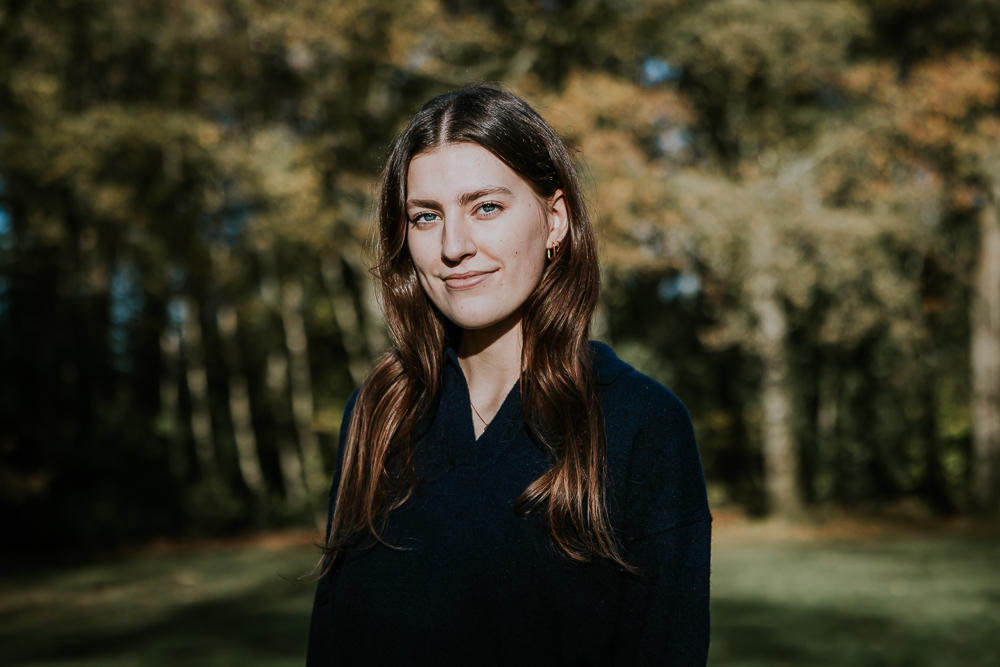 Fotograaf Dokkum. Profielportret in de herfst door Nickie Fotografie.