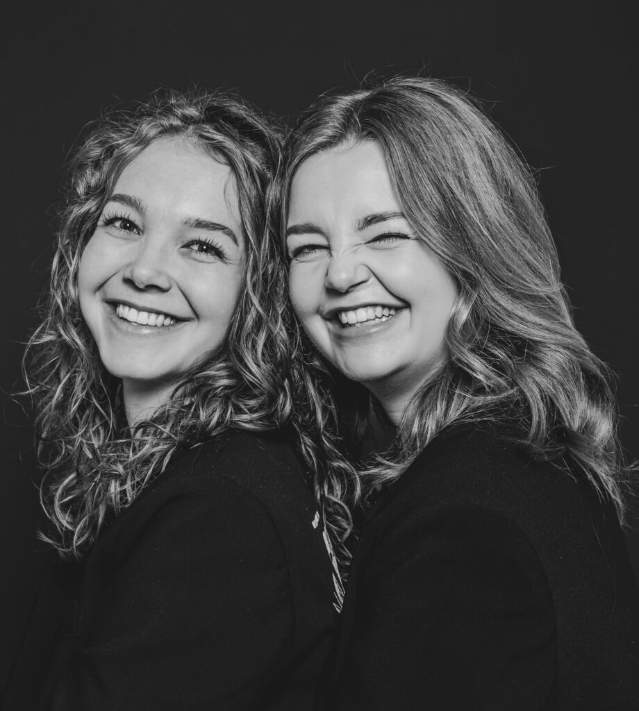 Zwart-wit studio portret van twee zussen door fotograaf Nickie Fotografie uit Dokkum, Friesland.