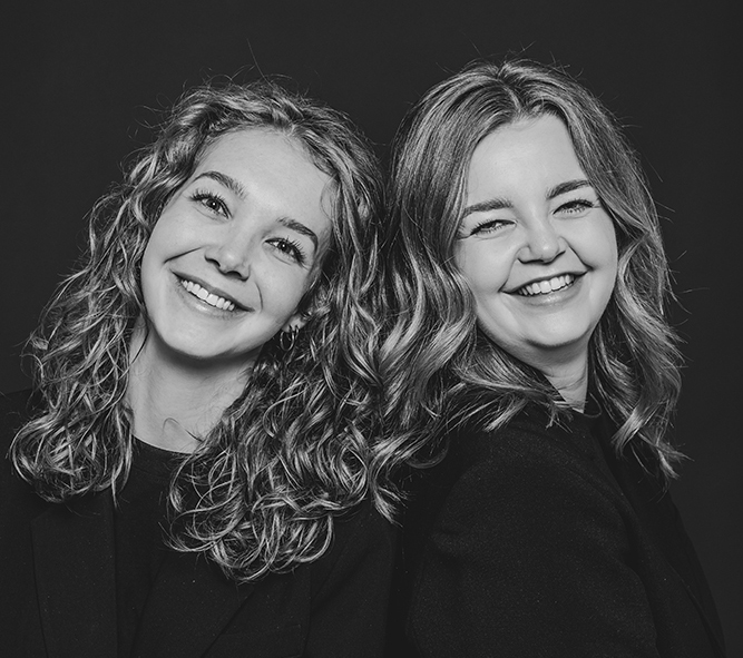 Fotograaf Friesland. Zwart-wit studio dubbelportret van twee zussen door Nickie Fotografie uit Dokkum.