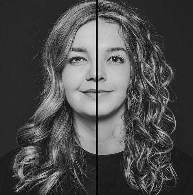 2in1-portret in het zwart-wit van 2 zussen door fotograaf Nickie Fotografie uit Dokkum, Friesland.