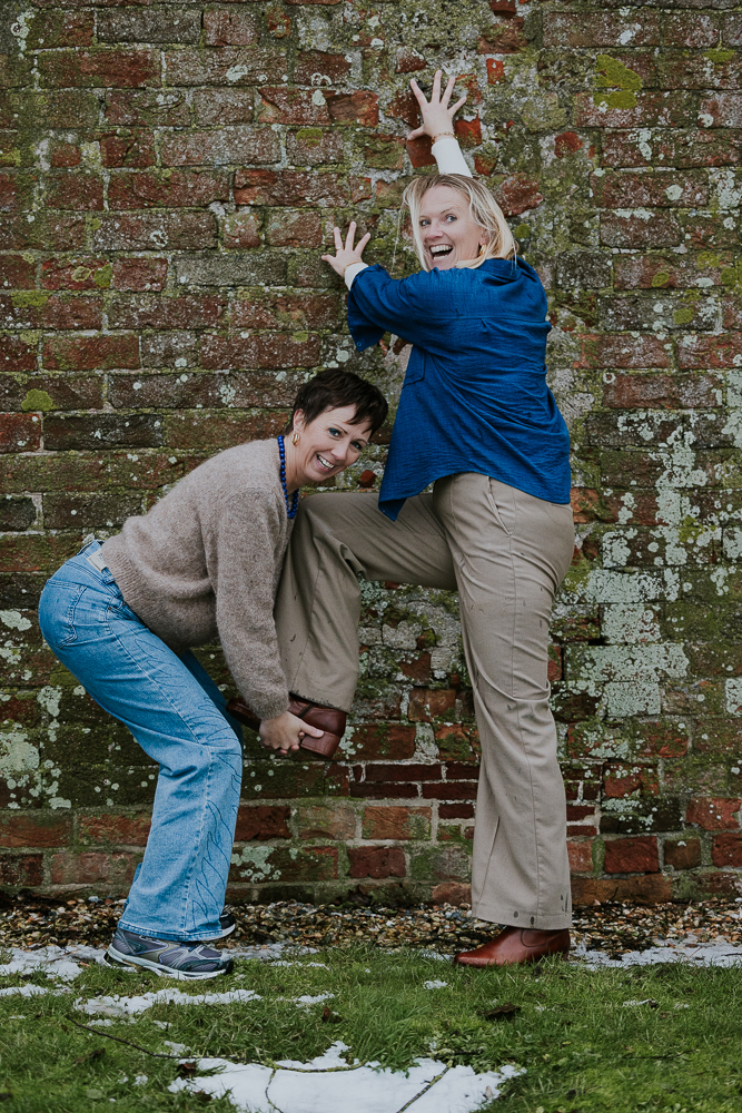 Maffe vriendinnenshoot bij oude muur door fotograaf Nickie Fotografie uit Dokkum, Friesland.