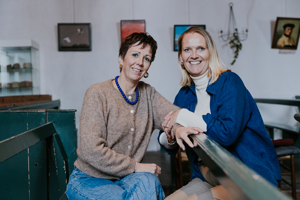 Vriendinnenshoot in kerkje door fotograaf Nickie Fotografie uit Dokkum, Friesland.