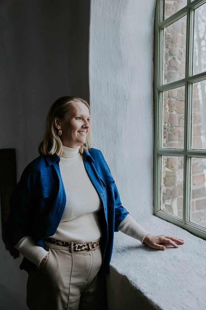 Portret Friesland. Portret bij een kerkraam door fotograaf Nickie Fotografie uit Dokkum.