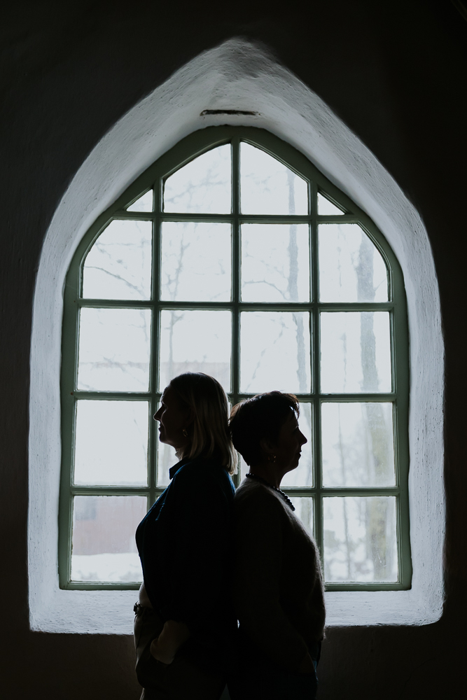 Fotograaf Friesland. Silhouet foto bij een kerkraam door Nickie Fotografie uit Dokkum.