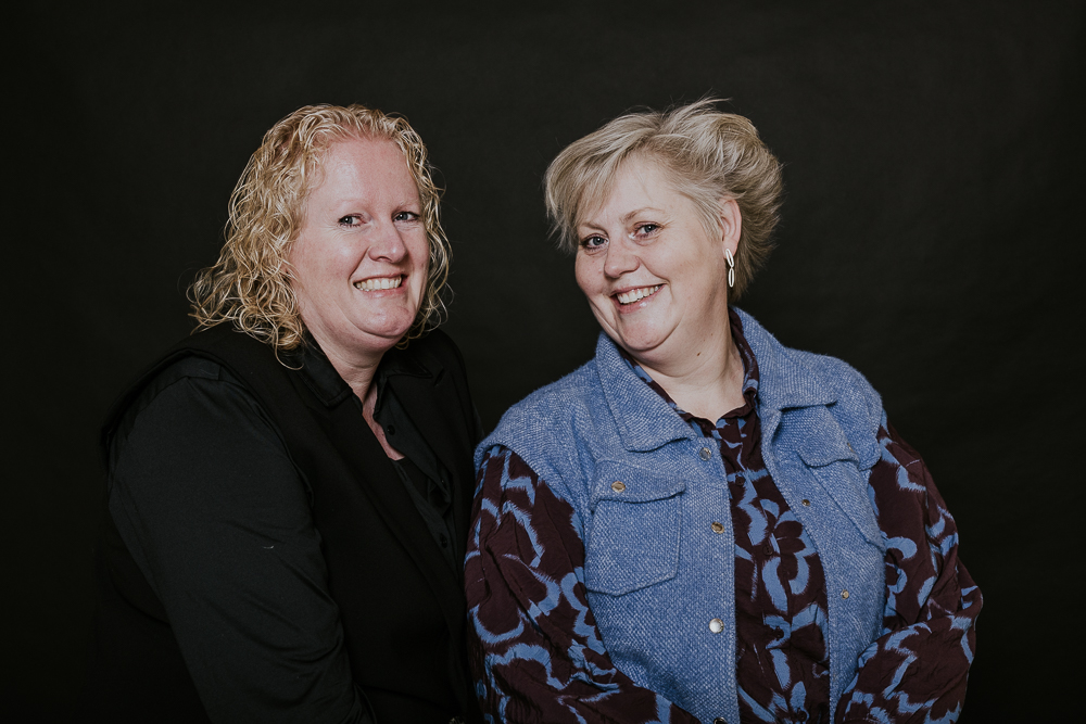 Dubbelportret zussen door Nickie Fotografie