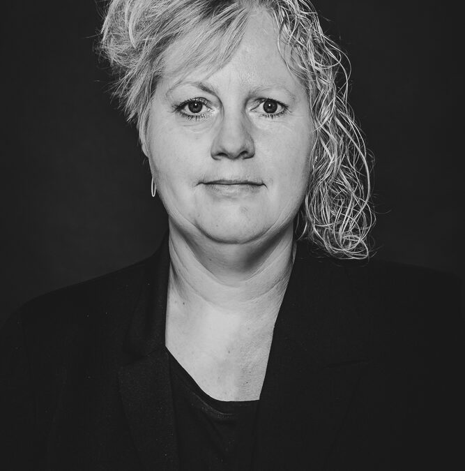 Duoportret Friesland. Twee halve gezichten, 1 portret, door fotograaf Nickie Fotografie uit Dokkum.