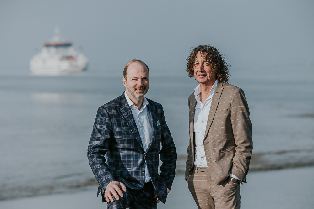 Roos Makelaars Dokkum. Portret bij de Waddenzee met op de achtergrond de veerboot naar Ameland. Bedrijfsfotografie door Nickie Fotografie.