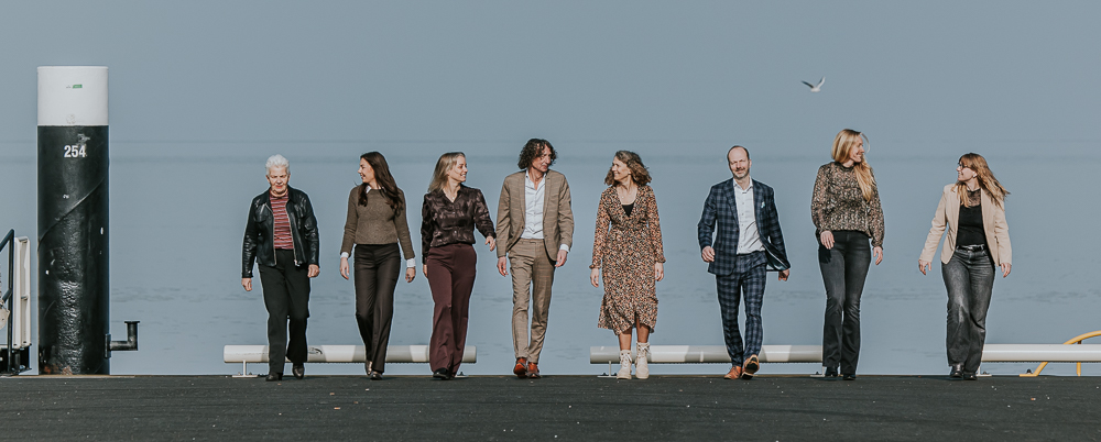 Fotograaf Dokkum. Groepsportret op de pier van Holwert van Roos Makelaars door Nickie Fotografie.