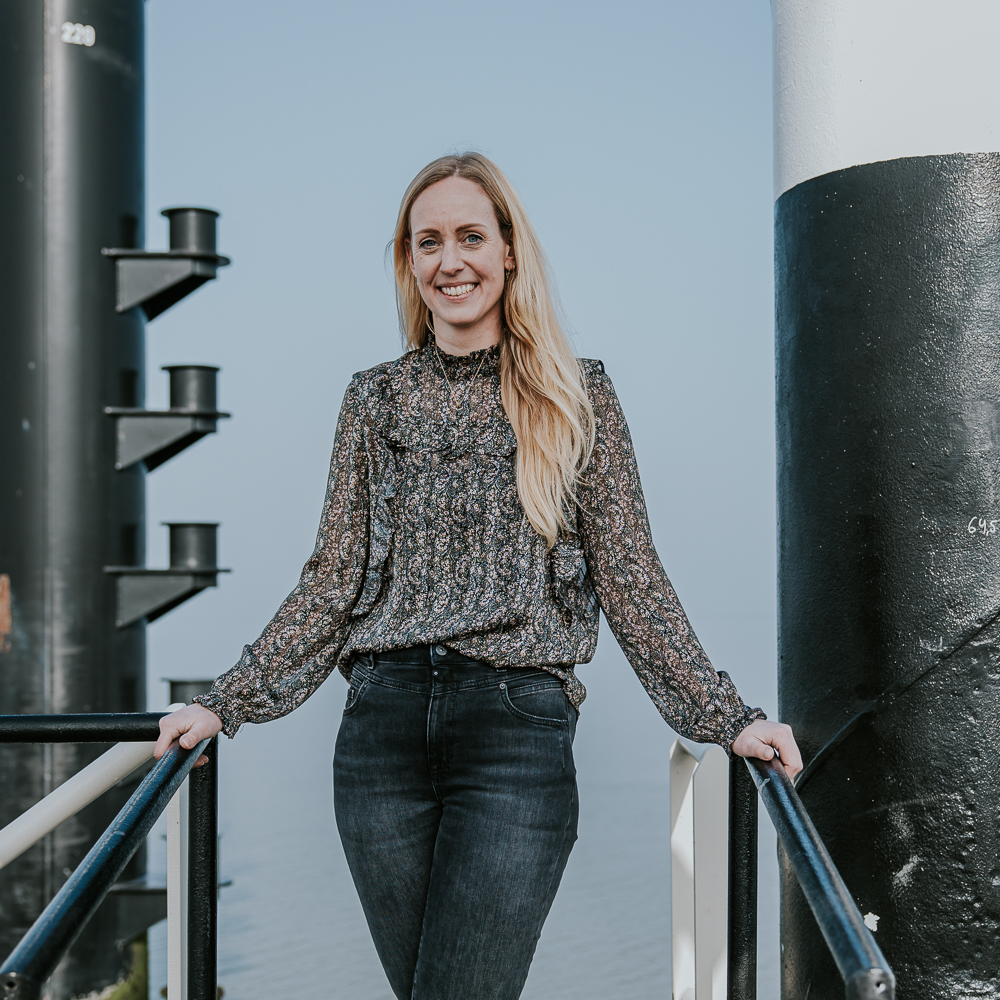 Fotograaf Dokkum. Portret met mist bij het Wad door Nickie Fotografie uit Friesland.