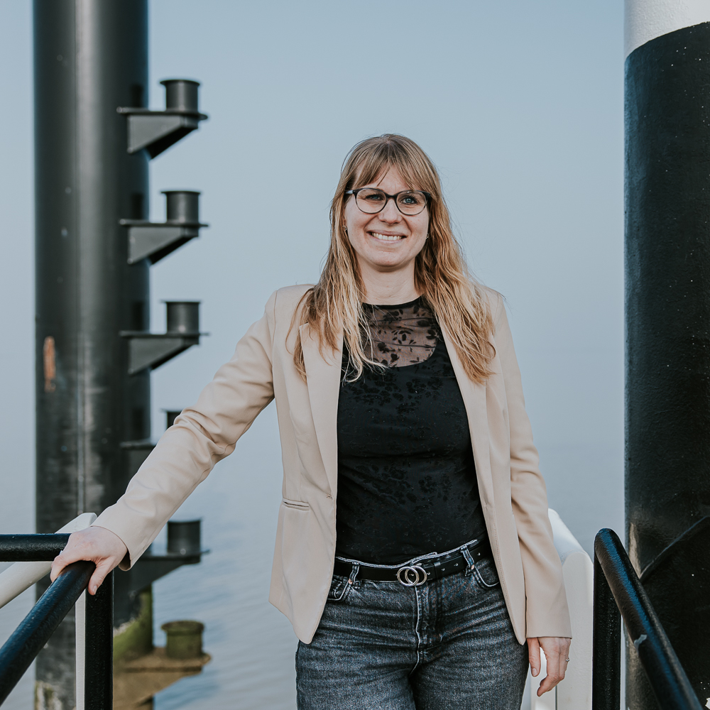 Portret bij de Waddenzee door fotograaf Nickie Fotografie uit Dokkum, Friesland.