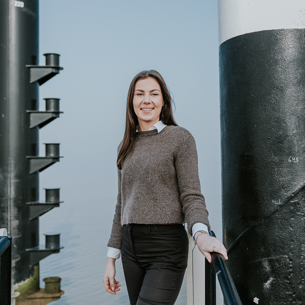 Fotograaf Dokkum. Portret op de pier van Holwert door Nickie Fotografie. Mooie serene achtergrond doordat het wat mistig is.