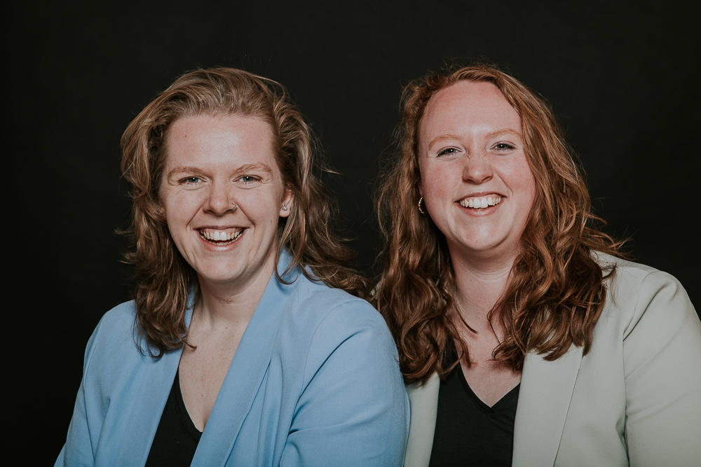 Portretfotografie van twee zussen door fotograaf Nickie Fotografie uit Dokkum, Friesland.