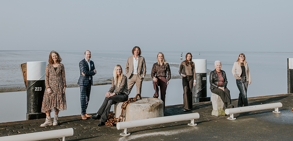 Fotograaf Friesland. Groepsportret van Roos Makelaars Dokkum op de pier van Holwert door fotograaf Nickie Fotografie uit Friesland.