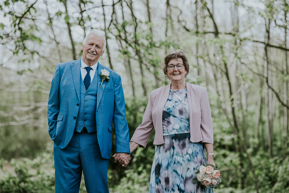 Bruidsfotoshoot in het park door fotograaf Nickie Fotografie uit Dokkum, Friesland.