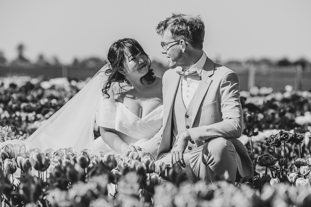 Fotoshoot Friesland. Trouwreportage in tulpenveld door fotograaf Nickie Fotografie.