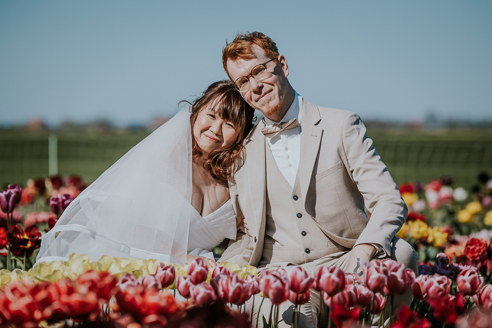 Trouwen in een tulpenveld. Fotoshoot door fotograaf Nickie Fotografie.