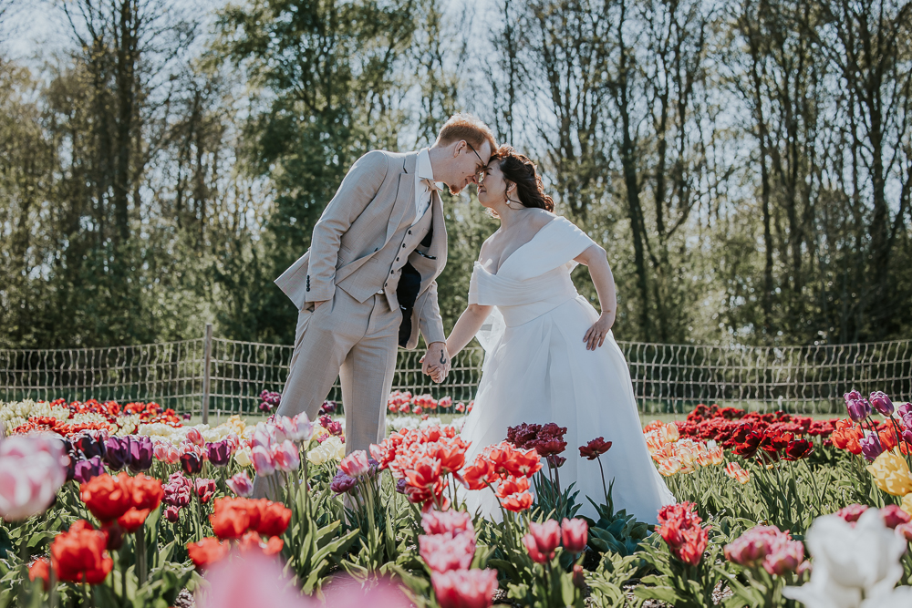 Trouwshoot tussen de tulpen door fotograaf Nickie Fotografie.