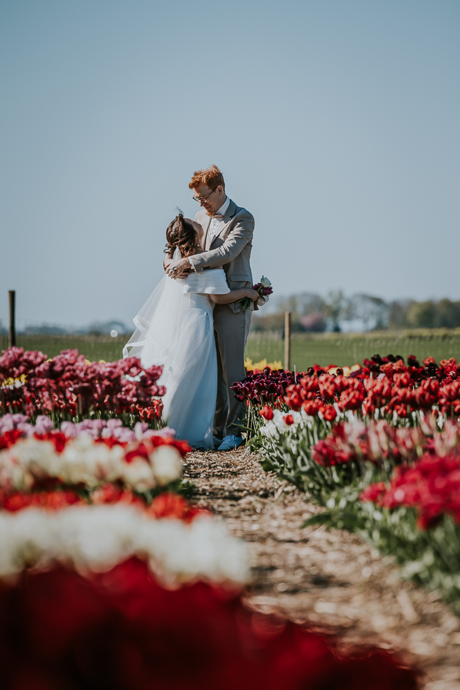 Trouwshoot tussen de tulpen door fotograaf Nickie Fotografie uit Friesland.