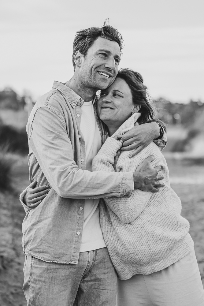 Liefdevolle knuffel tijdens de zwangerschapsreportage door fotograaf Nickie Fotografie uit Dokkum, Friesland.