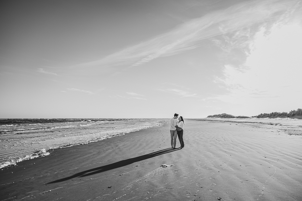 Fotograaf Schiermonnikoog. Loveshoot op het strand door Nickie Fotografie uit Friesland.